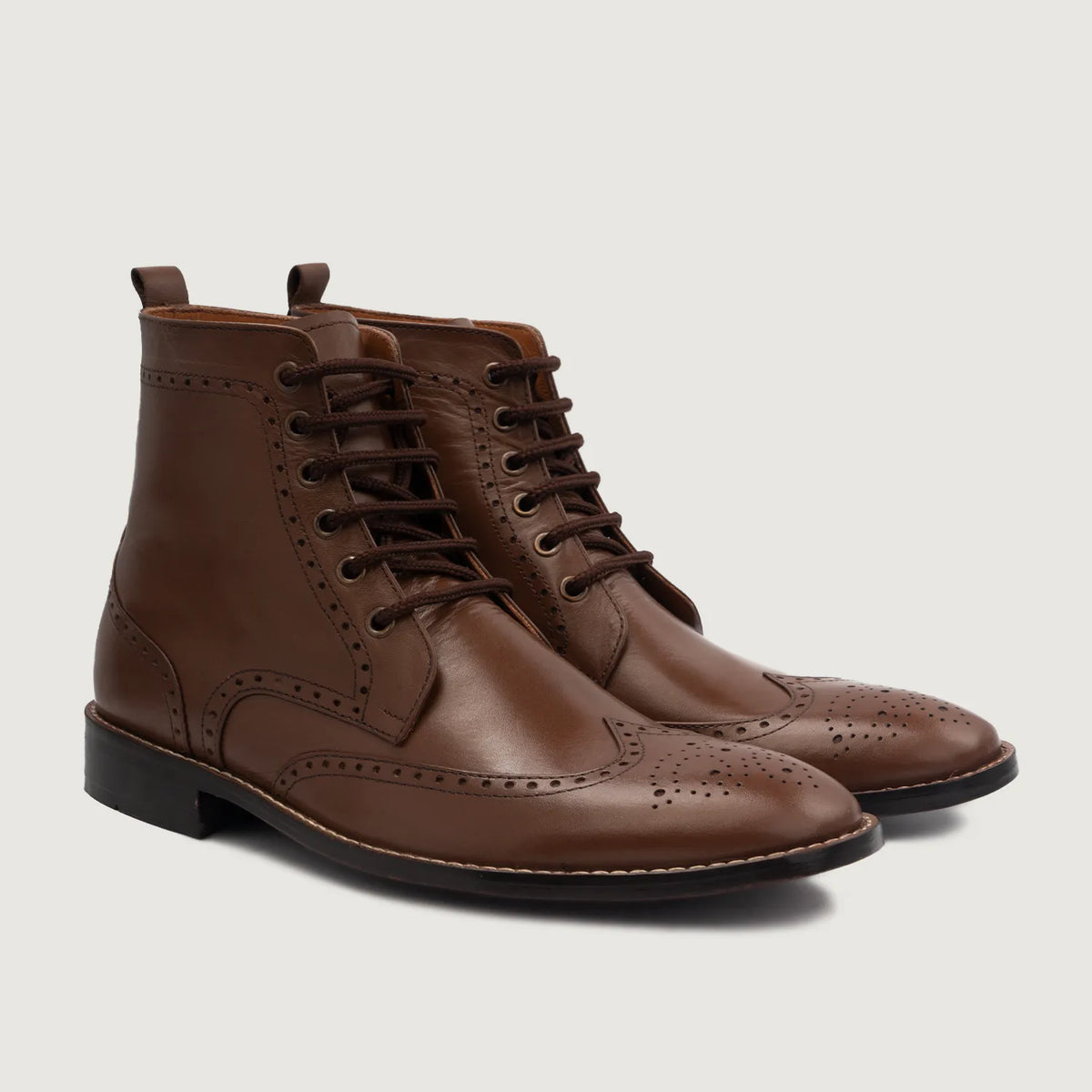 Duster Brogues Derby بني أحذية بوت جلدية رجالي in Brown Full-Grain Leather - عرض أمامي وقَصّة مفصلة أنيقة | شراء أونلاين عبر المتجر الرسمي