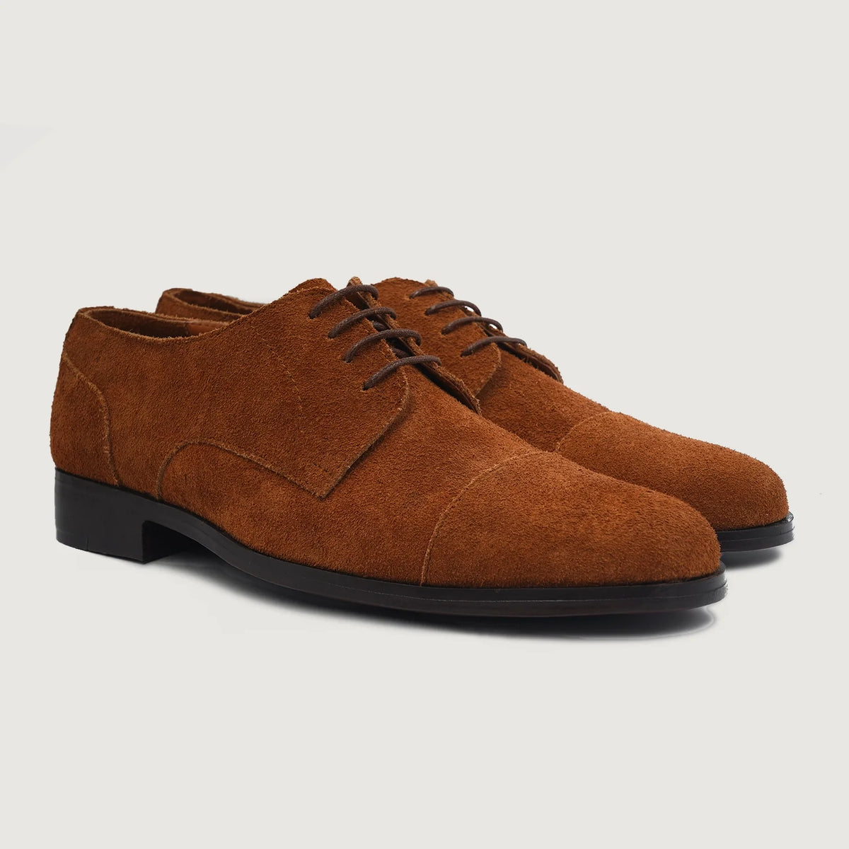 Attorney Derby بني Suede أحذية جلدية كلاسيكية رجالي For Men in Brown Goatskin Suede - عرض جانبي | شراء أونلاين عبر المتجر الرسمي