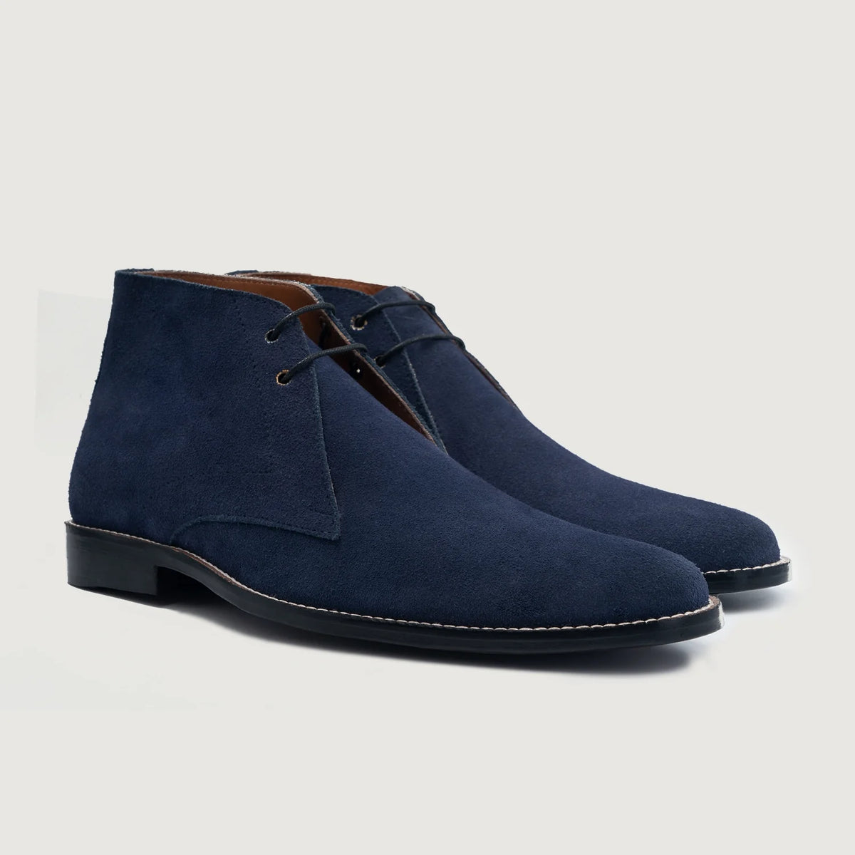 Corry Chukka Midnight أزرق Suede أحذية بوت جلدية رجالي For Men in Midnight Blue Goatskin Suede - عرض جانبي | شراء أونلاين عبر المتجر الرسمي
