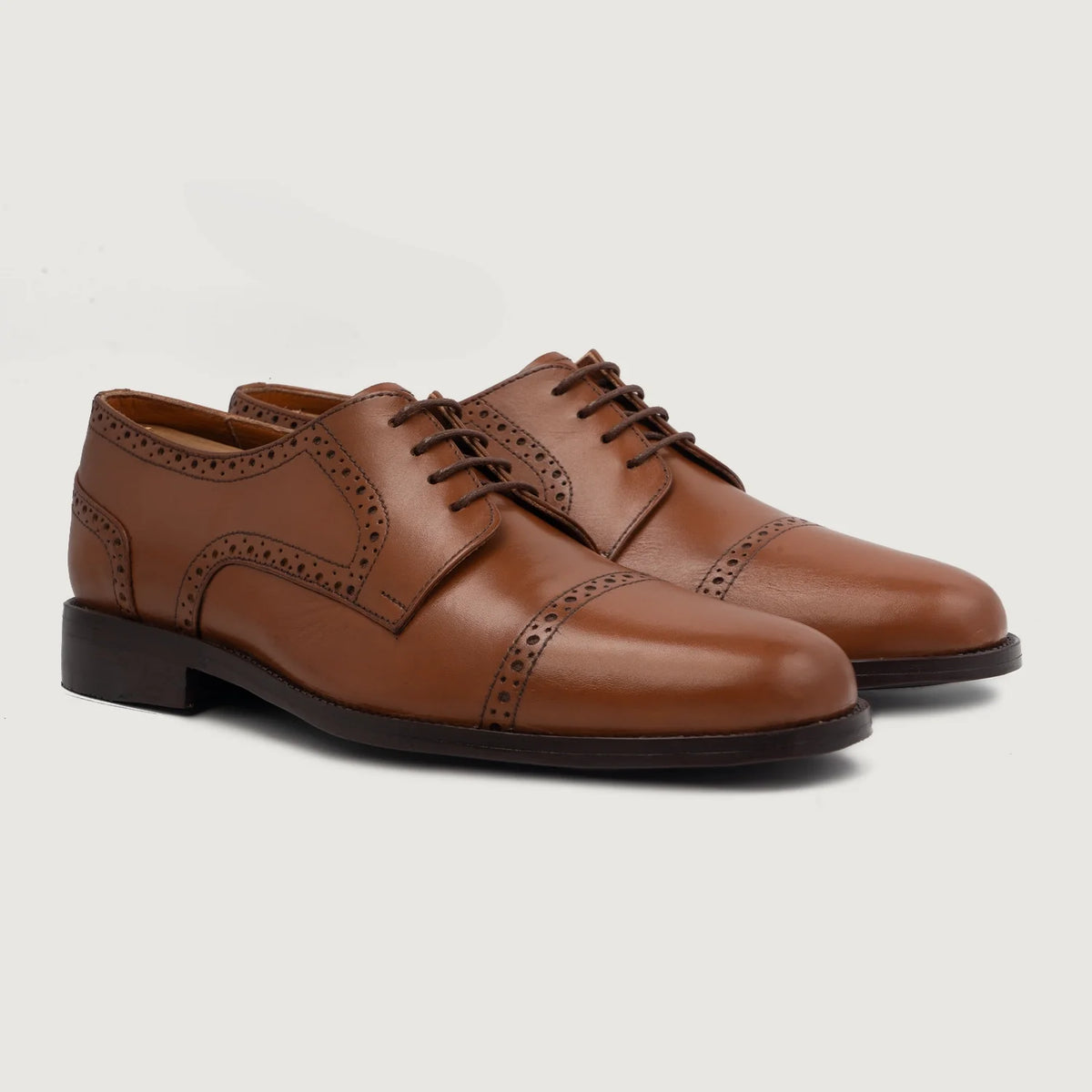 Dirk Brogues Derby بيج تان أحذية جلدية كلاسيكية رجالي For Men in Tan Full-Grain Leather - عرض جانبي | شراء أونلاين عبر المتجر الرسمي