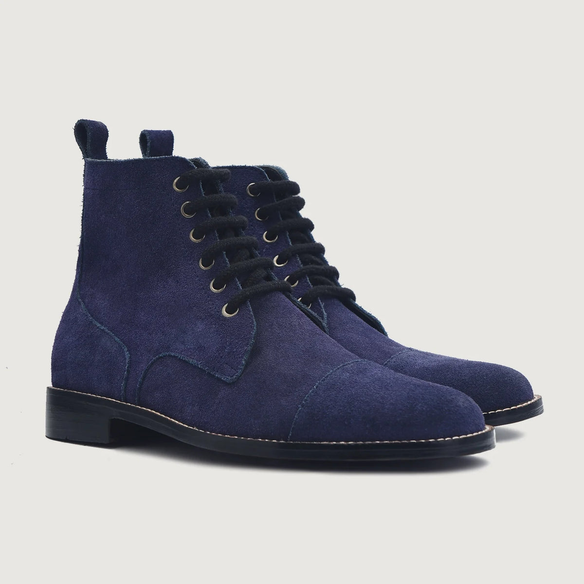 Knight Derby Midnight أزرق Suede أحذية بوت جلدية رجالي For Men in Midnight Blue Goatskin Suede - عرض جانبي | شراء أونلاين عبر المتجر الرسمي