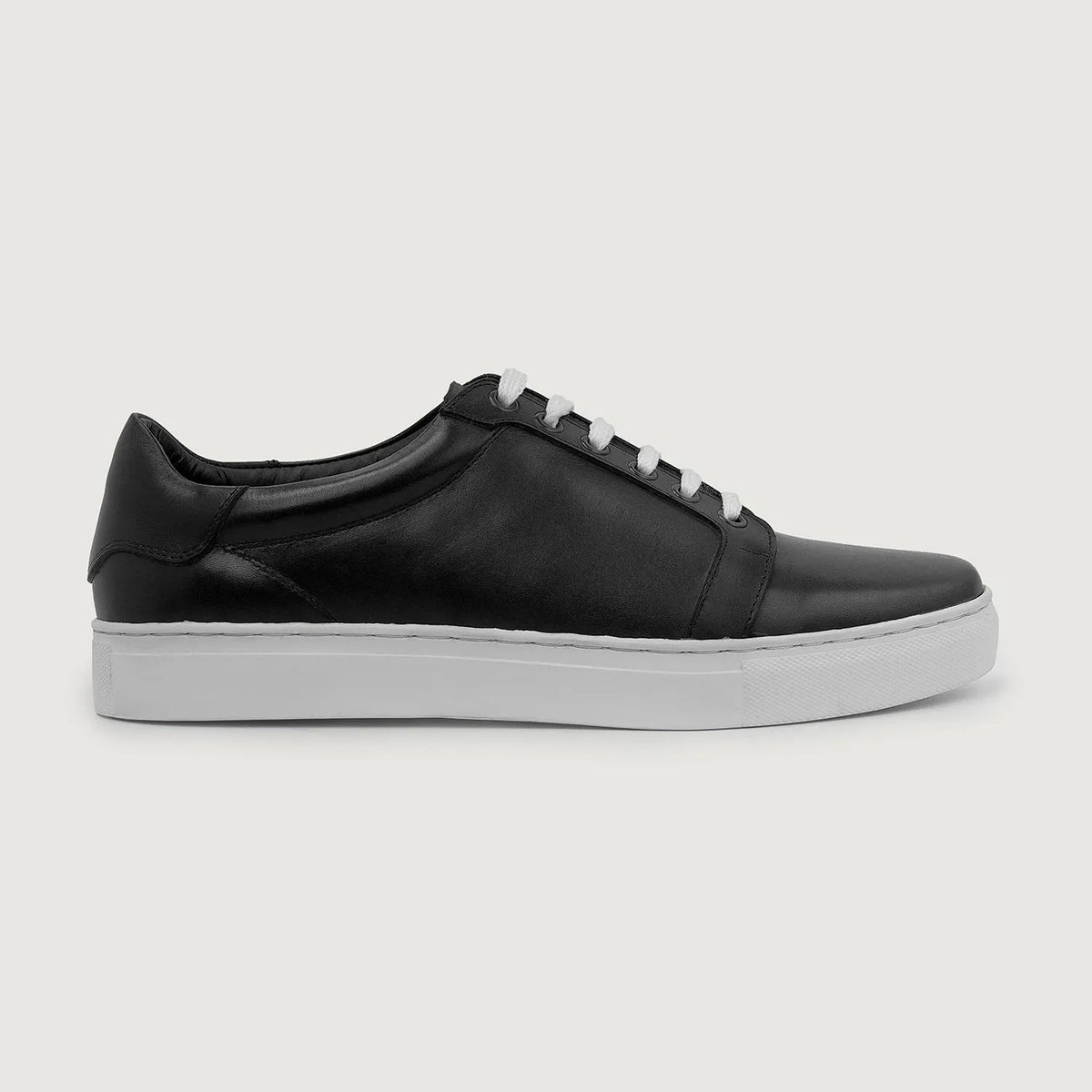 Black Full-Grain leather Sneakers - بناء غوديير ويلت المتين وتفاصيل مقدمة الحذاء