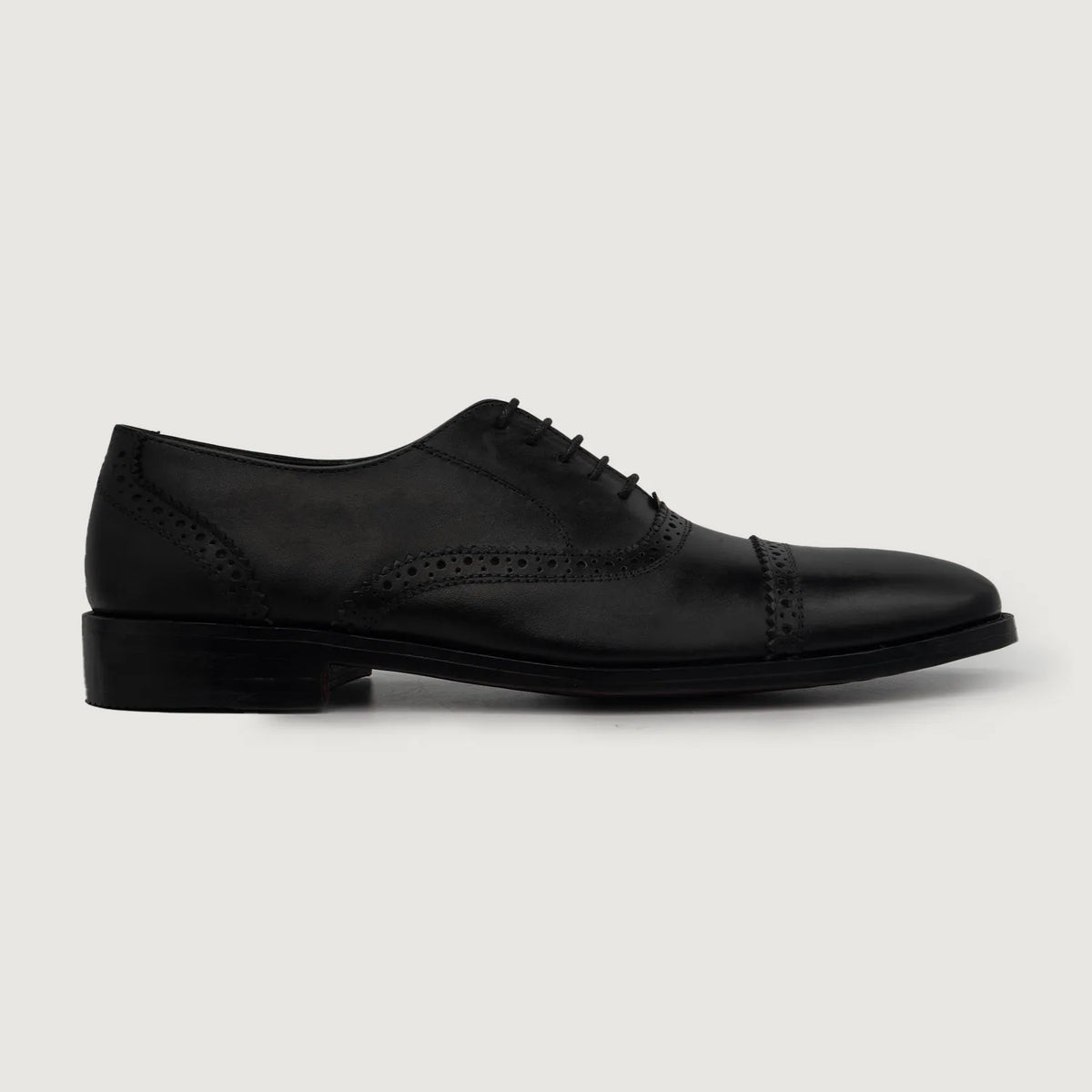 Black Full-Grain leather Shoes - بناء غوديير ويلت المتين وتفاصيل مقدمة الحذاء