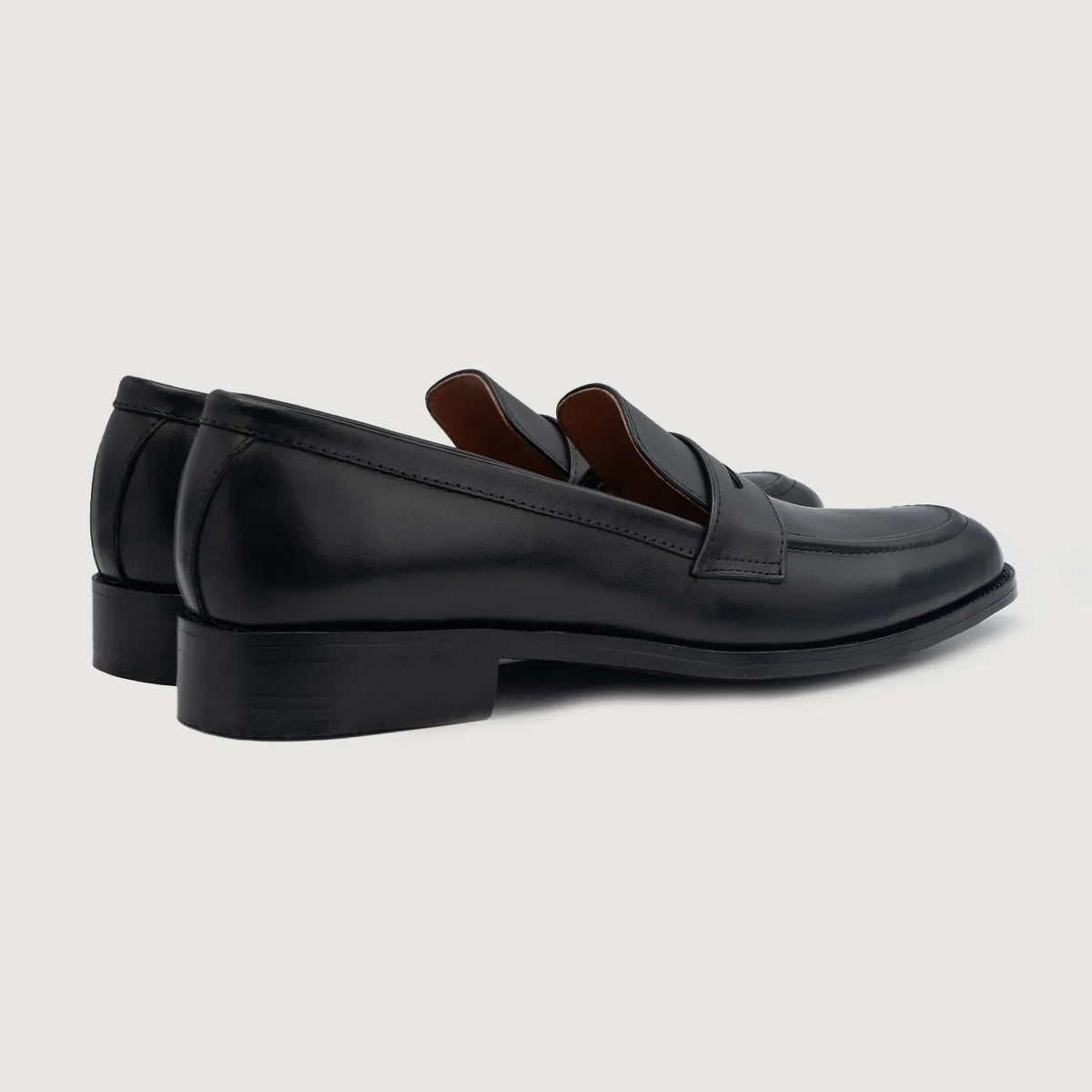 High-Traction Rubber Outsole & Lug Tread Pattern on Baxton أسود أحذية لوفر جلدية بدون كعب رجالي For Men