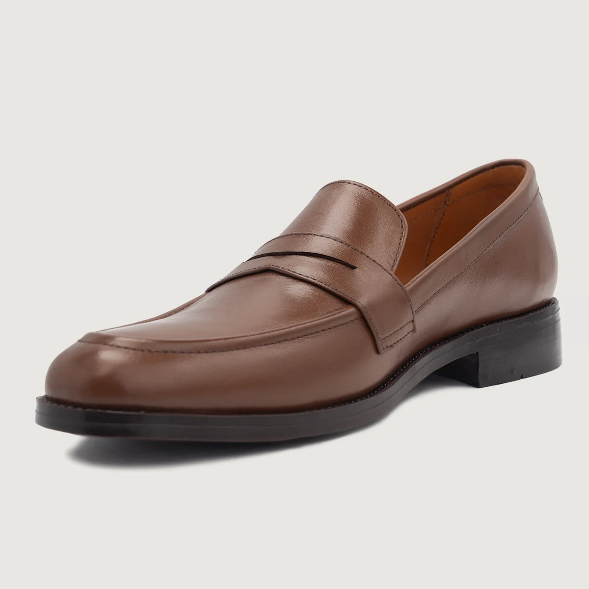 High-Traction Rubber Outsole & Lug Tread Pattern on Baxton بني أحذية لوفر جلدية بدون كعب رجالي