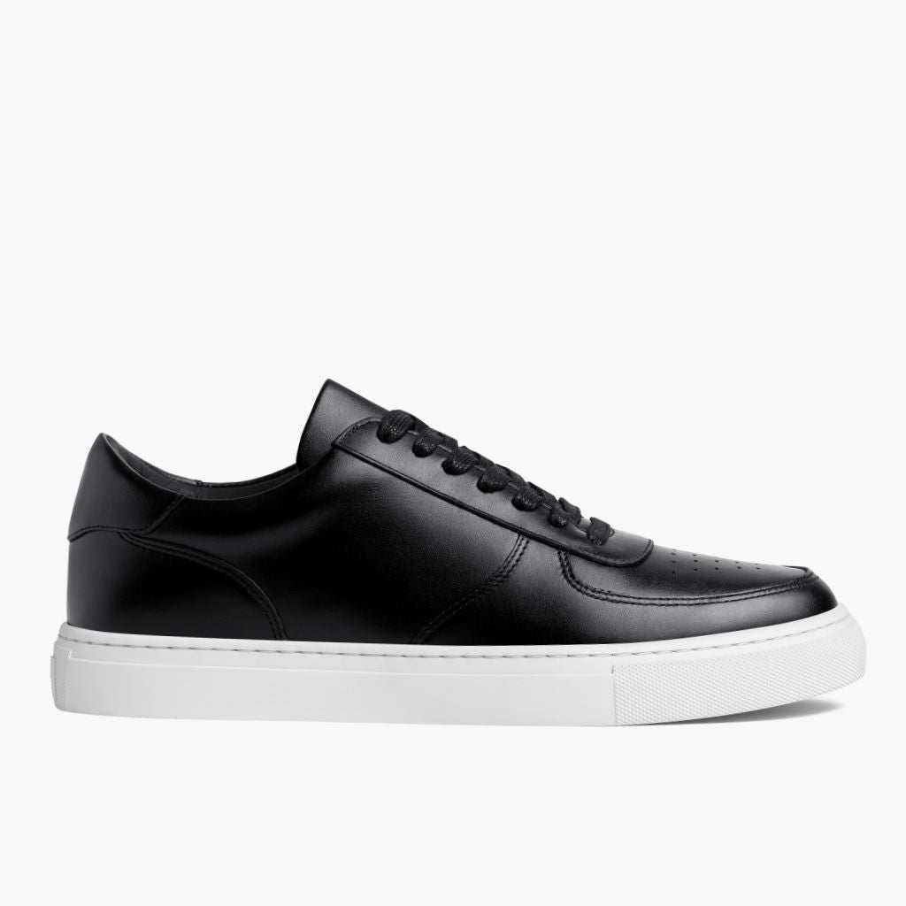 Black Full-Grain leather Sneakers - بناء غوديير ويلت المتين وتفاصيل مقدمة الحذاء