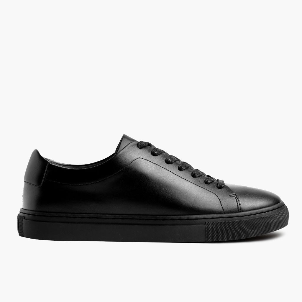 Black Full-Grain leather Sneakers - بناء غوديير ويلت المتين وتفاصيل مقدمة الحذاء