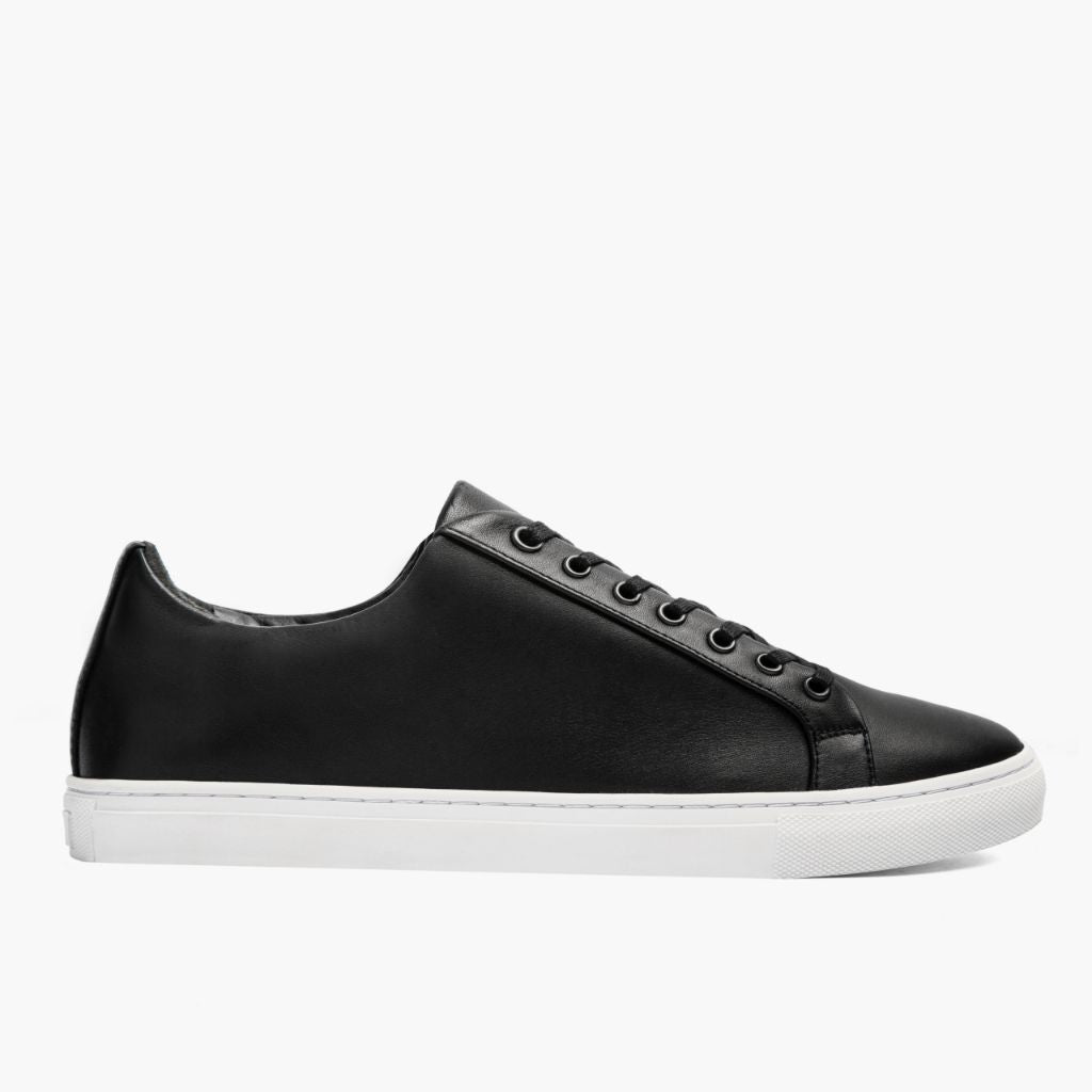 Black Full-Grain leather Sneakers - بناء غوديير ويلت المتين وتفاصيل مقدمة الحذاء