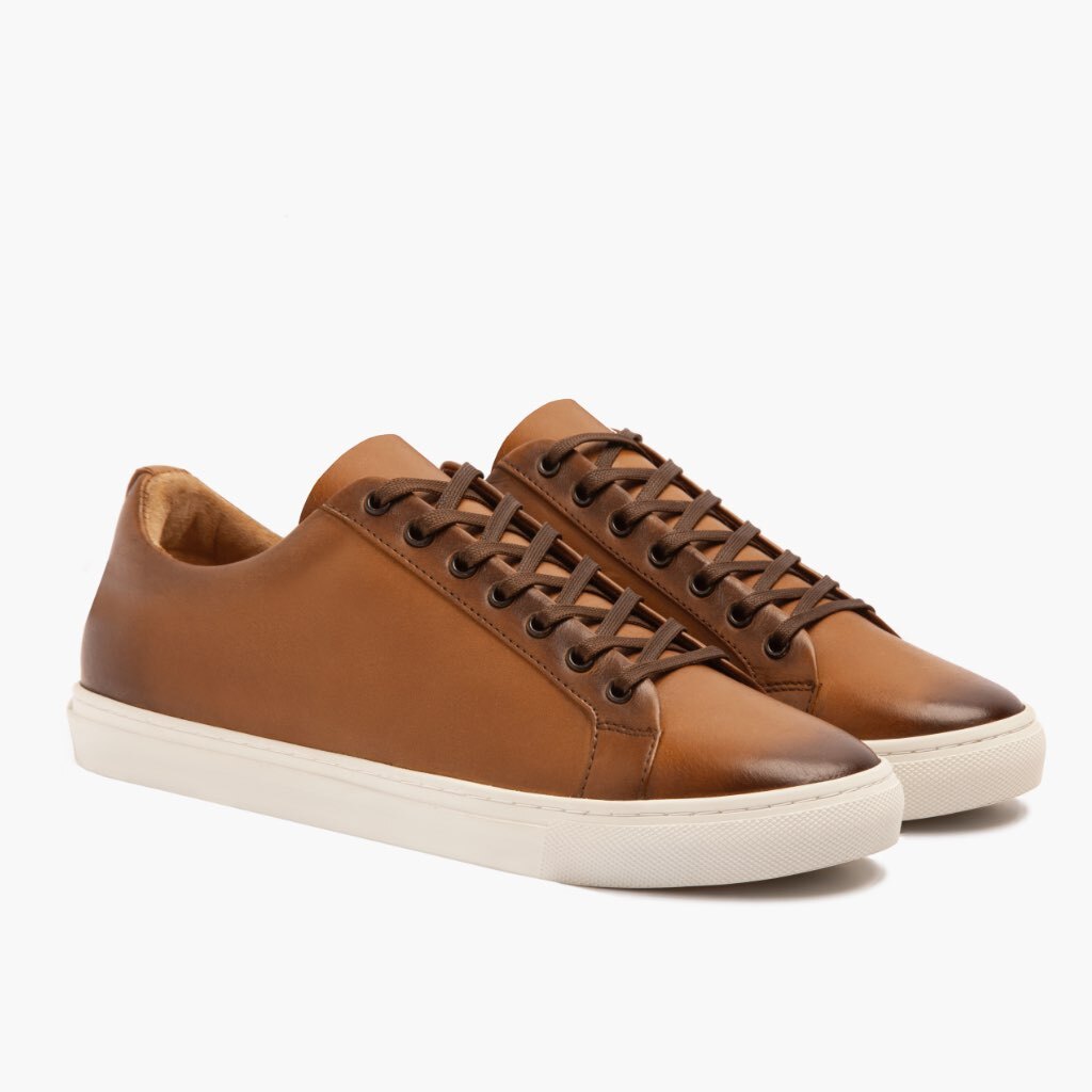 Premier Low Top Toffee سنيكرز جلدي كاجوال رجالي For Men in Classic Full-Grain Leather - عرض جانبي | شراء أونلاين عبر المتجر الرسمي