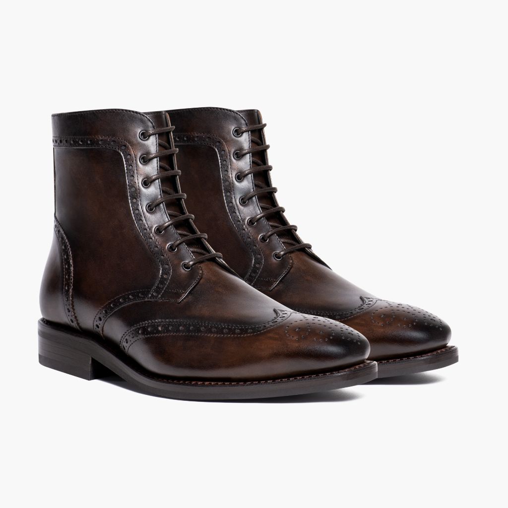 Wingtip Dark Oak أحذية بوت جلدية رجالي For Men in Classic Full-Grain Leather - عرض جانبي | شراء أونلاين عبر المتجر الرسمي