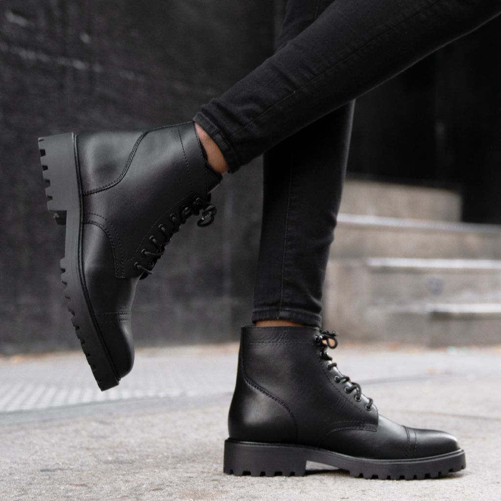 Authentic Full-Grain Leather Grain Depth & Pull-Up Patina Texture Detail
