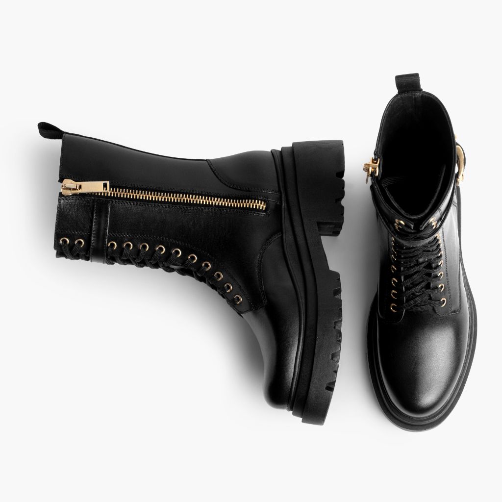 High-Traction Rubber Outsole & Lug Tread Pattern on Fatale أسود & Gold أحذية بوت جلدية نسائي