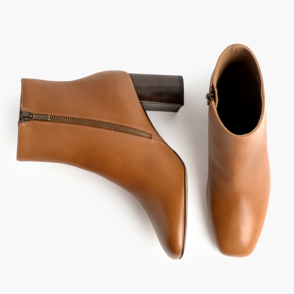 High-Traction Rubber Outsole & Lug Tread Pattern on High Standard Toffee أحذية بوت جلدية نسائي