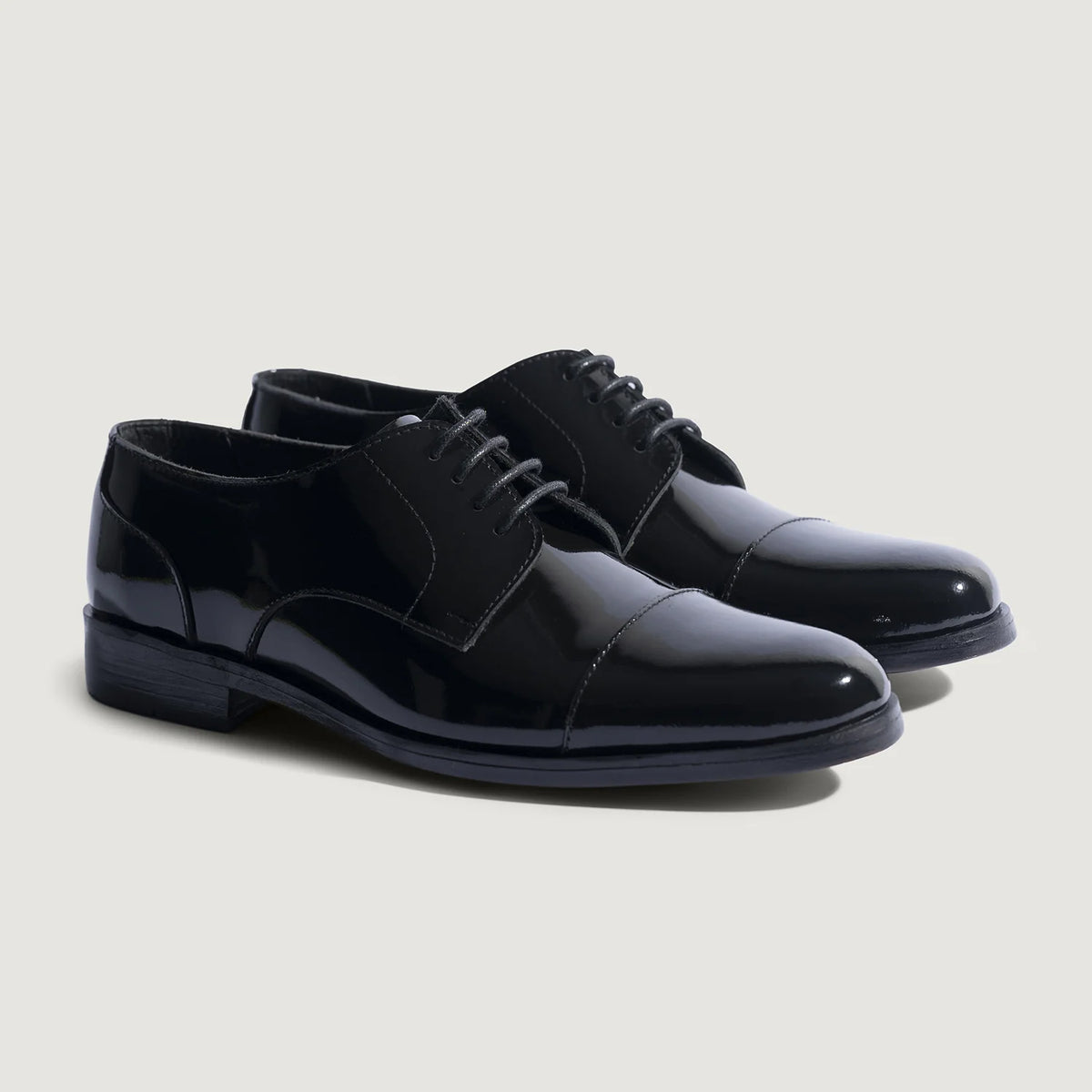 Attorney Derby أسود أحذية جلدية كلاسيكية رجالي For Men in Patent Black Full-Grain Leather - عرض جانبي | شراء أونلاين عبر المتجر الرسمي