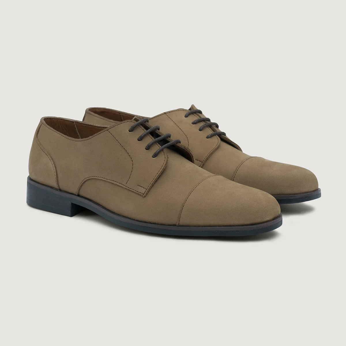 Attorney Derby Brown Nubuck Leather Shoes StudGuard For Men in Brown Full-Grain Leather - عرض جانبي | شراء أونلاين عبر المتجر الرسمي