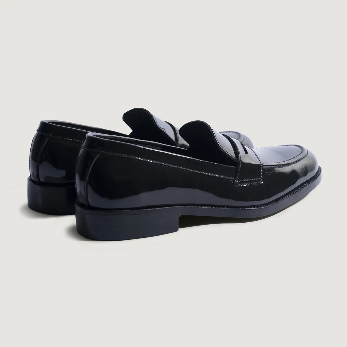High-Traction Rubber Outsole & Lug Tread Pattern on Baxton أسود Patent أحذية لوفر جلدية بدون كعب رجالي For Men