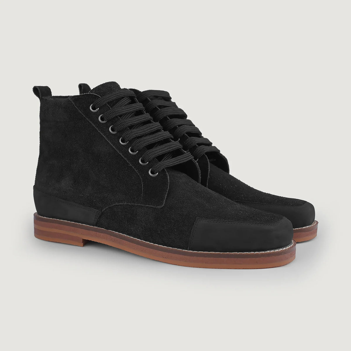 Carnell أحذية بوت جلدية رجالي in Distressed Black Goatskin Suede - عرض جانبي | شراء أونلاين عبر المتجر الرسمي