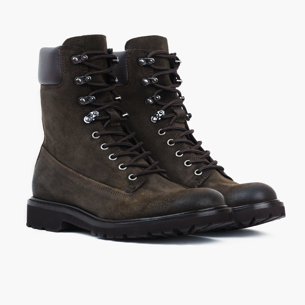 Explorer Dark Olive Suede أحذية بوت جلدية رجالي in Olive Goatskin Suede - عرض جانبي | شراء أونلاين عبر المتجر الرسمي
