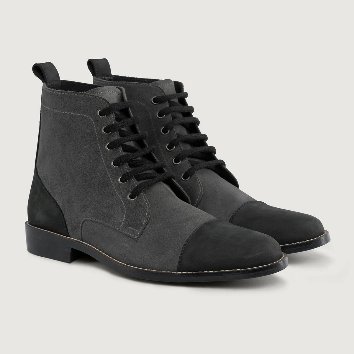 Knight Derby Grey & أسود أحذية بوت جلدية - StudGuard رجالي in Grey & Black Full-Grain Leather - عرض جانبي | شراء أونلاين عبر المتجر الرسمي