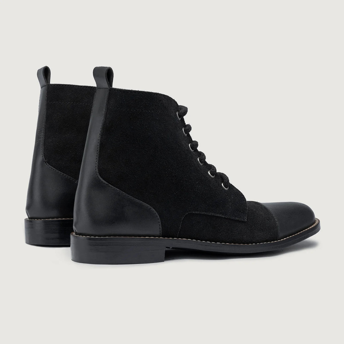 High-Traction Rubber Outsole & Lug Tread Pattern on Knight Derby Hybrid أسود أحذية بوت جلدية - StudGuard رجالي