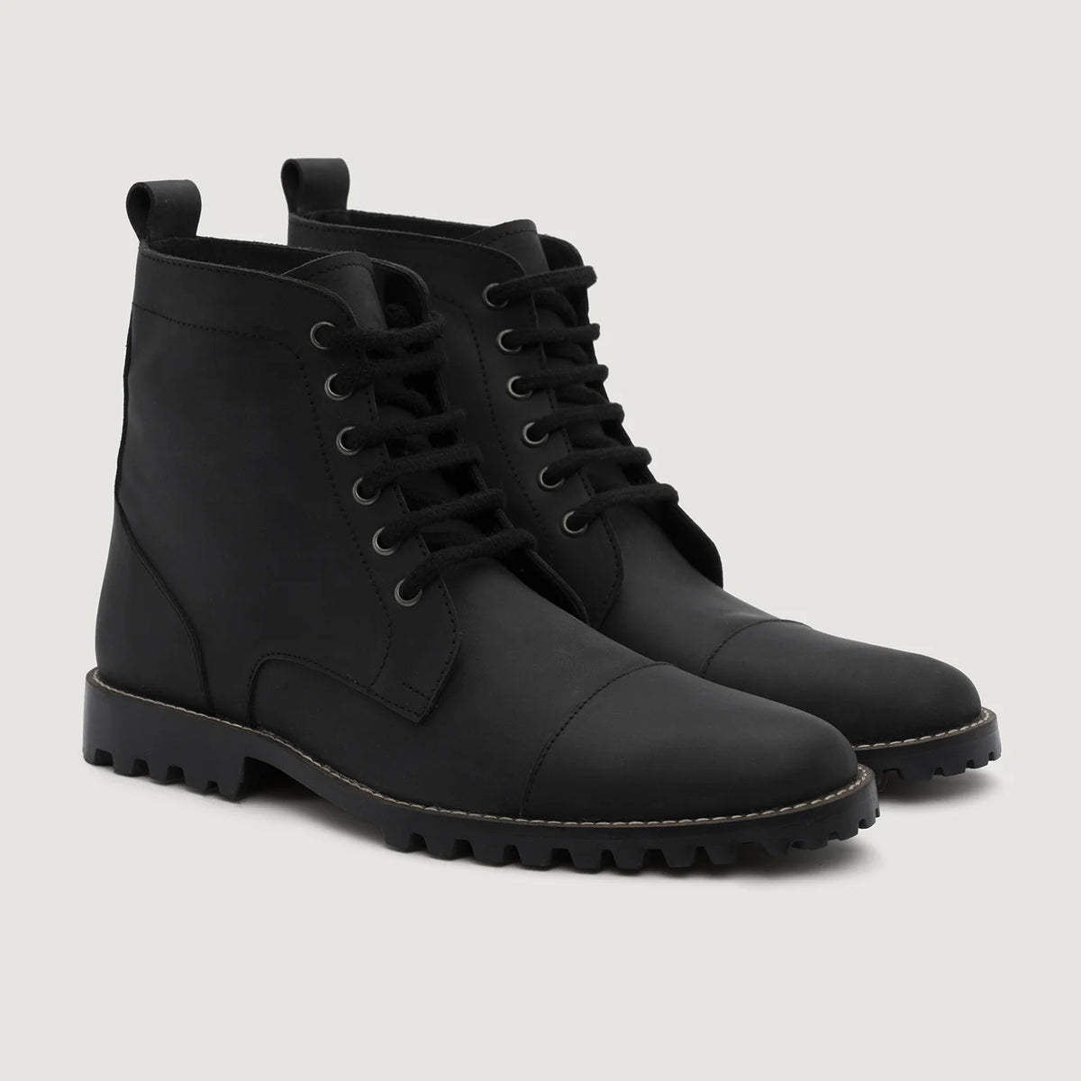 Knight Derby أسود Matte Nubuck أحذية بوت جلدية - TerraGrip رجالي in Matte Black Full-Grain Leather - عرض جانبي | شراء أونلاين عبر المتجر الرسمي