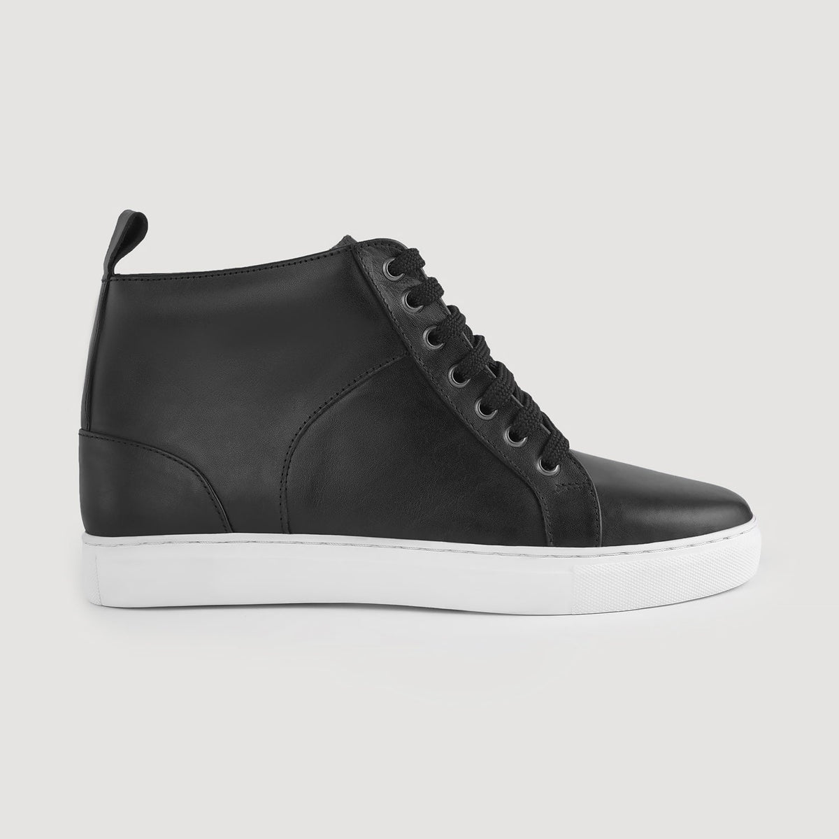 Black Full-Grain leather Sneakers - بناء غوديير ويلت المتين وتفاصيل مقدمة الحذاء