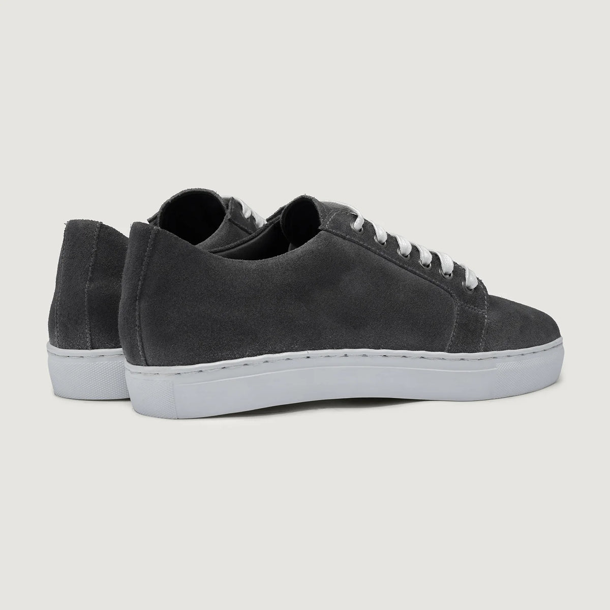 Grey Goatskin Suede Leather Sneakers - بناء غوديير ويلت المتين وتفاصيل مقدمة الحذاء