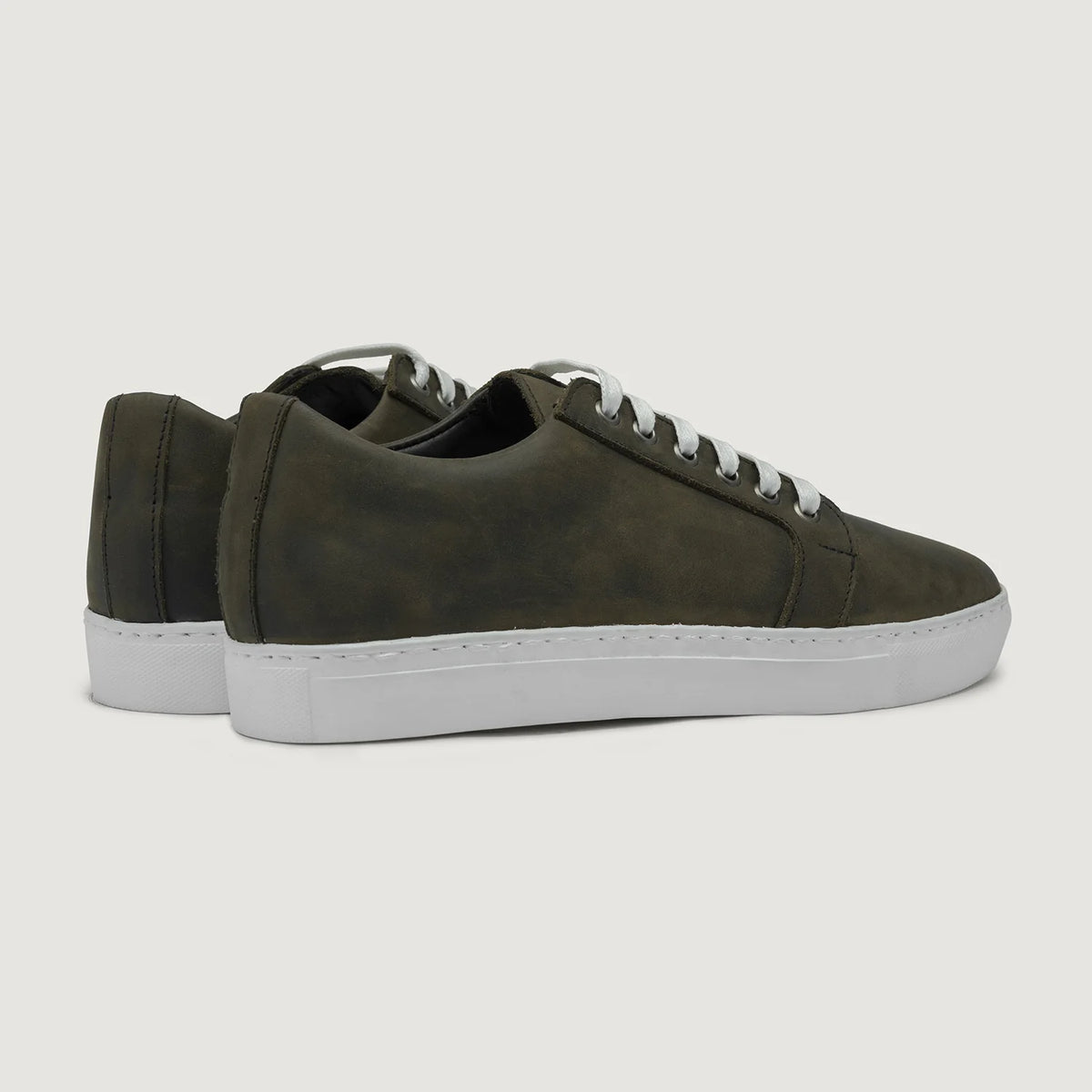 Murphy Low Top Olive Pullup سنيكرز جلدي كاجوال رجالي For Men - دعامة الكعب المقواة وتفاصيل الخياطة المزدوجة الدقيقة