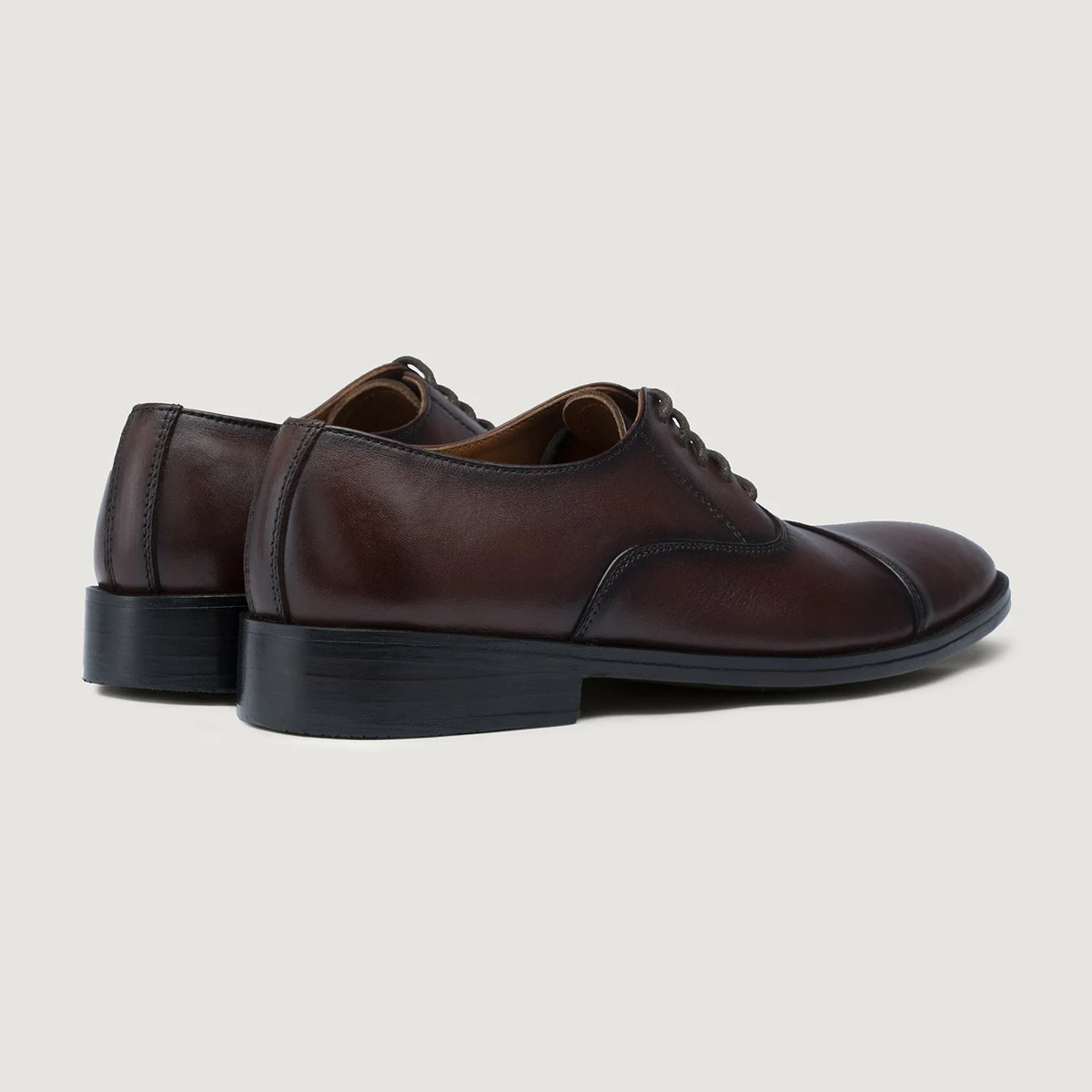 High-Traction Rubber Outsole & Lug Tread Pattern on Professor Oxford Burnished بني أحذية جلدية كلاسيكية رجالي For Men