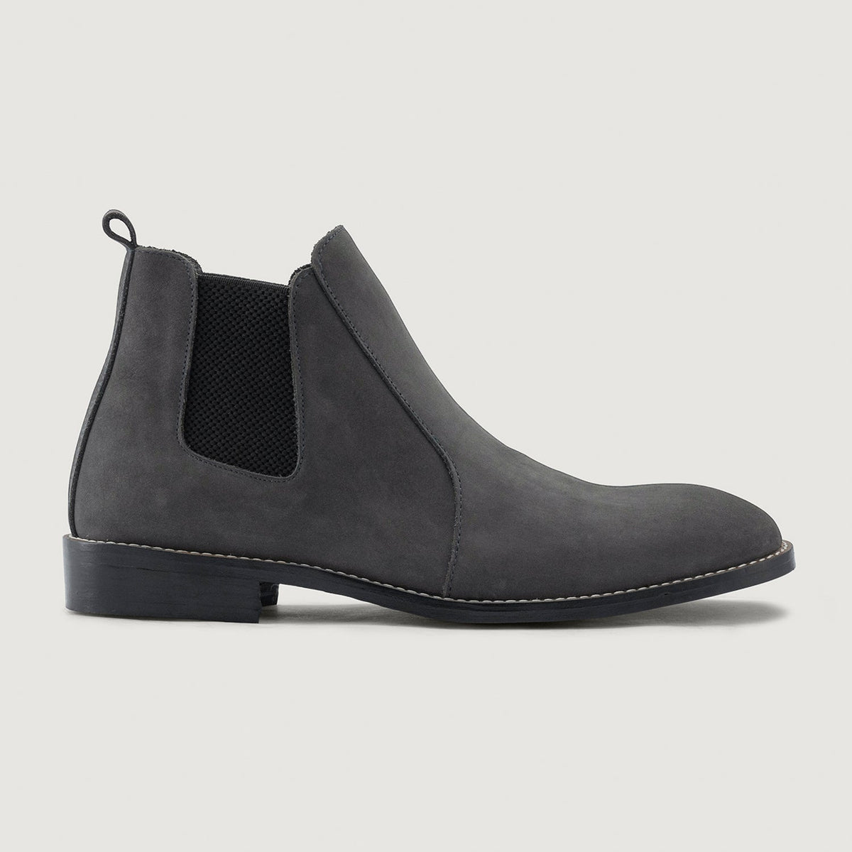 Grey Full-Grain leather Boots - بناء غوديير ويلت المتين وتفاصيل مقدمة الحذاء