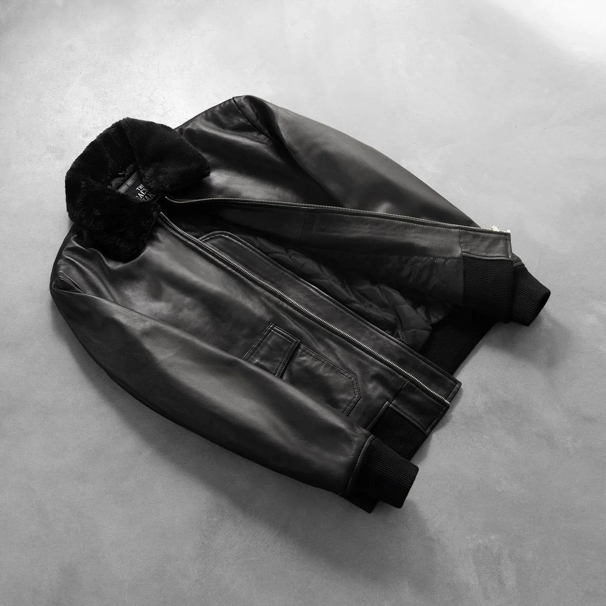 Styled Fit Perspective of Men's Airin G-1 أسود جاكيت بومبر جلد رجالي on Model - Natural Daylight Drape