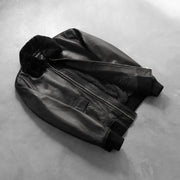 Styled Fit Perspective of Men's Airin G-1 أسود جاكيت بومبر جلد رجالي on Model - Natural Daylight Drape