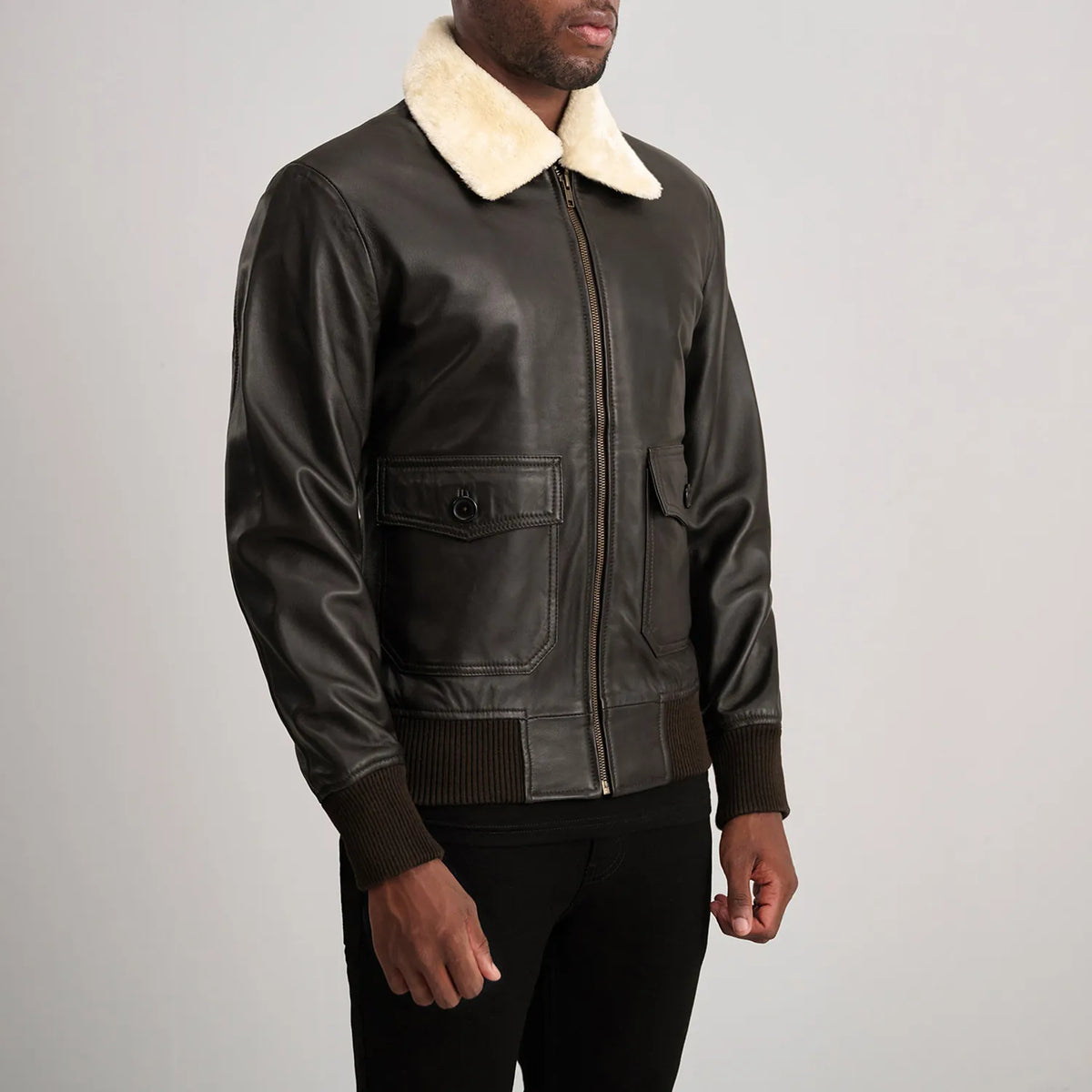 
Brown Sheepskin Leather Bomber Jacket - عرض خلفي يوضح تفصيل الأكتاف المتقن والحاشية النظيفة
