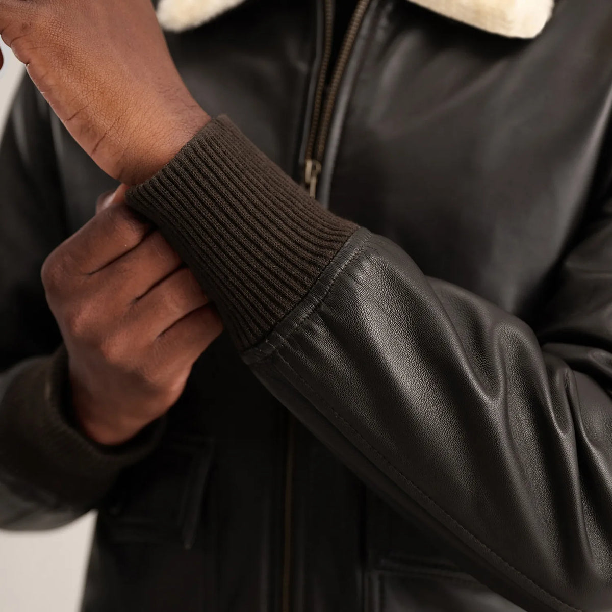 
عرض البطانة الداخلية Showing Quilted Viscose Lining & جيبان داخليان عمليان