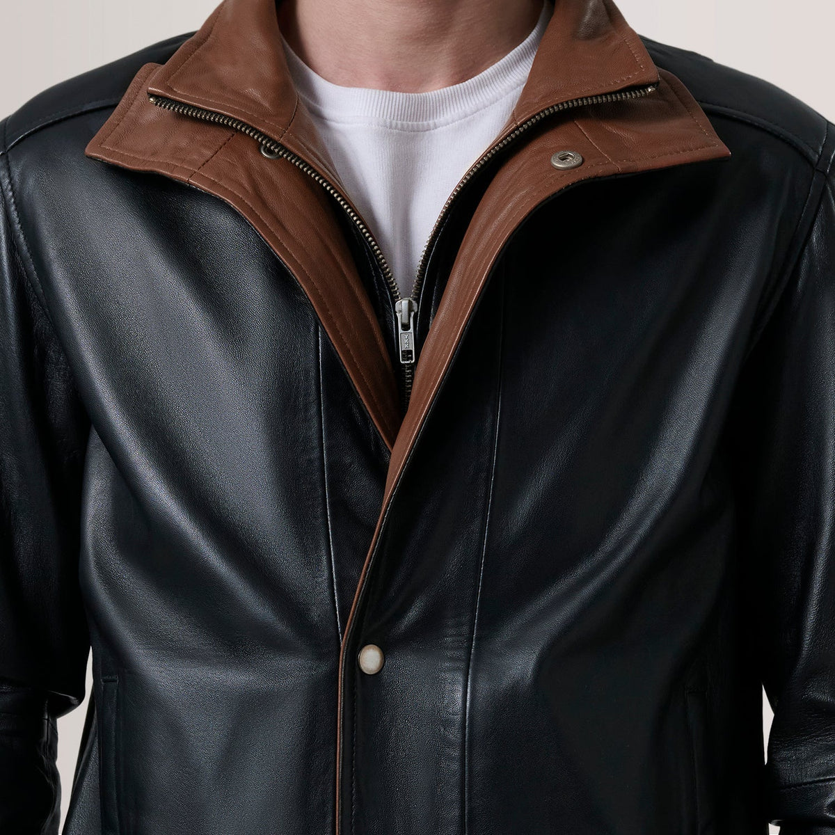 
عرض البطانة الداخلية Showing Quilted Polyester Lining & جيبان داخليان عمليان