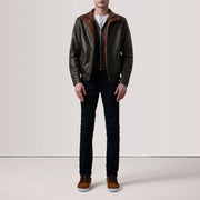 
مظهر الارتداء على موديل لـ  Alfred Brown Leather Bomber Jacket For Men على عارض أزياء - انسيابية طبيعية في ضوء النهار