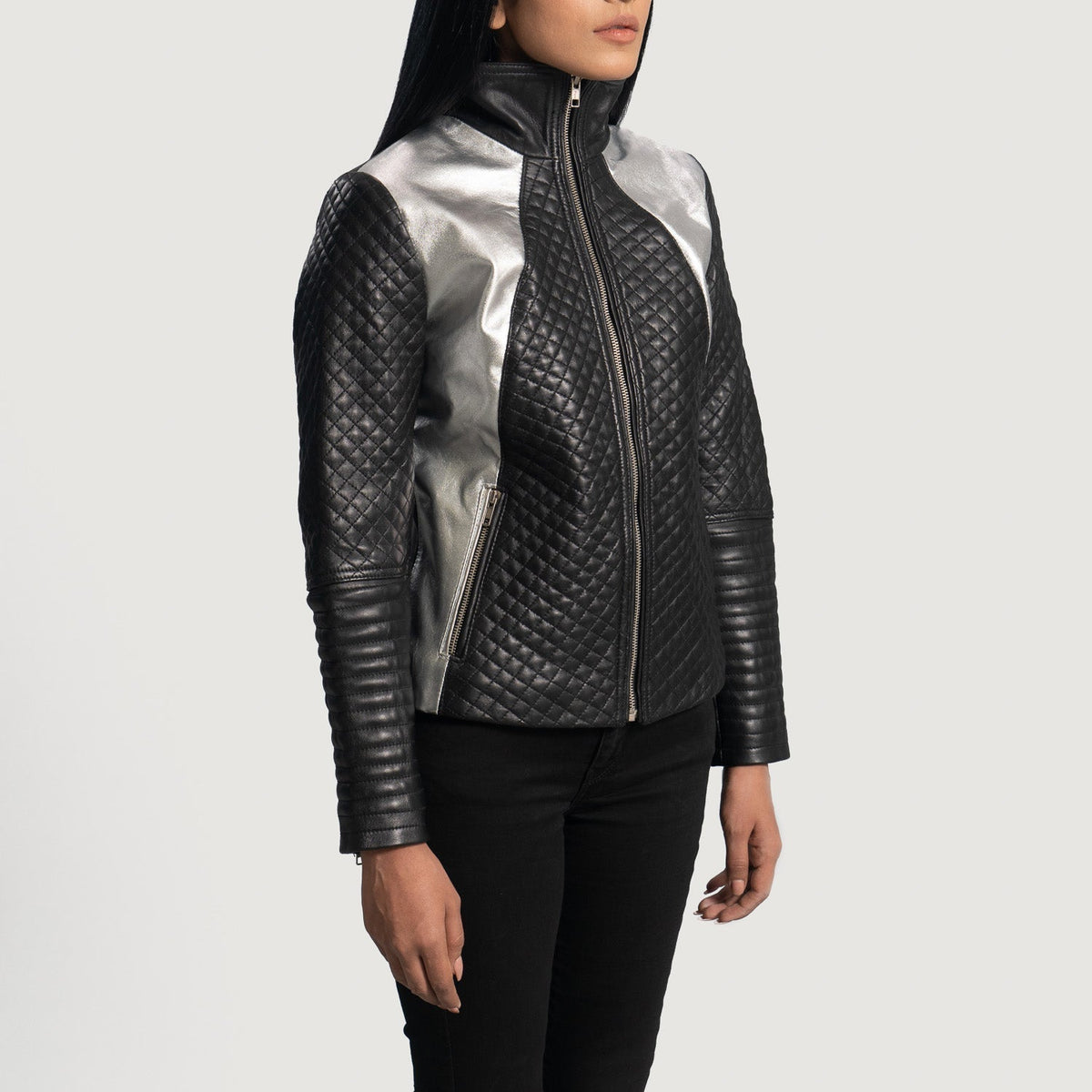 
Alia Metallic أسود جاكيت بايكر جلد طبيعي نسائي - عرض خلفي يوضح تفصيل الأكتاف المتقن والحاشية النظيفة