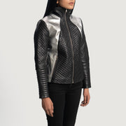 
Alia Metallic أسود جاكيت بايكر جلد طبيعي نسائي - عرض خلفي يوضح تفصيل الأكتاف المتقن والحاشية النظيفة