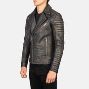 
مظهر الارتداء على موديل لـ  Armand Green Suede Biker Jacket على عارض أزياء - انسيابية طبيعية في ضوء النهار