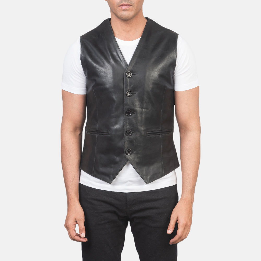 Close-Up Detail of Classic Collar &amp; 5 Button Hardware on Men's Auden أسود صديري جلد رجالي