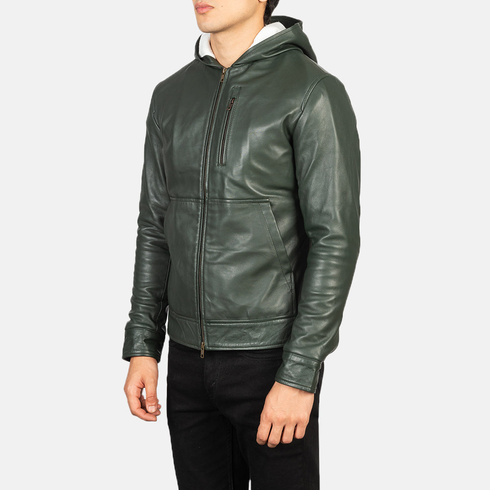 
مظهر الارتداء على موديل لـ  Baston Black Hooded Leather Bomber Jacket على عارض أزياء - انسيابية طبيعية في ضوء النهار