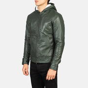 
مظهر الارتداء على موديل لـ  Baston Black Hooded Leather Bomber Jacket على عارض أزياء - انسيابية طبيعية في ضوء النهار