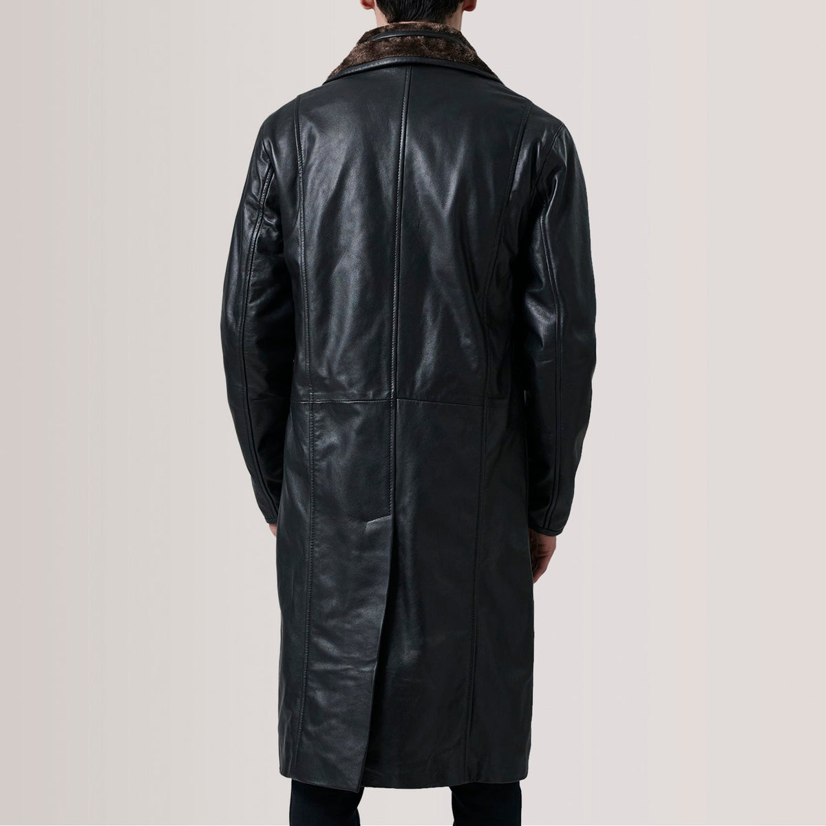 Close-Up Detail of Notch &amp; Button Hardware on Cai أسود Leather Shearling معطف جلد رجالي For Men