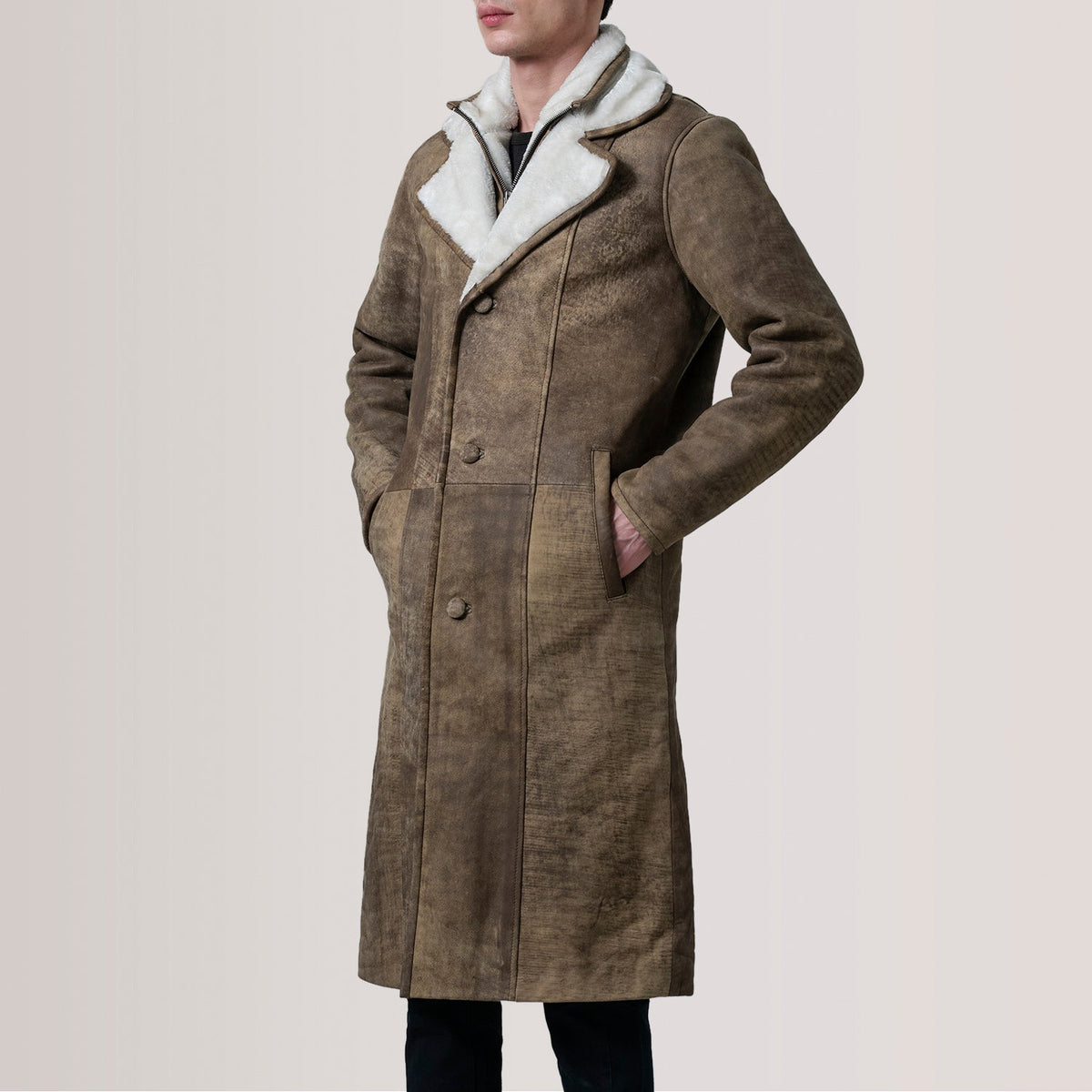 Cai Distressed Brown Leather Shearling Coat For Men - عرض جانبي يوضح قَصّة الأكمام المريحة