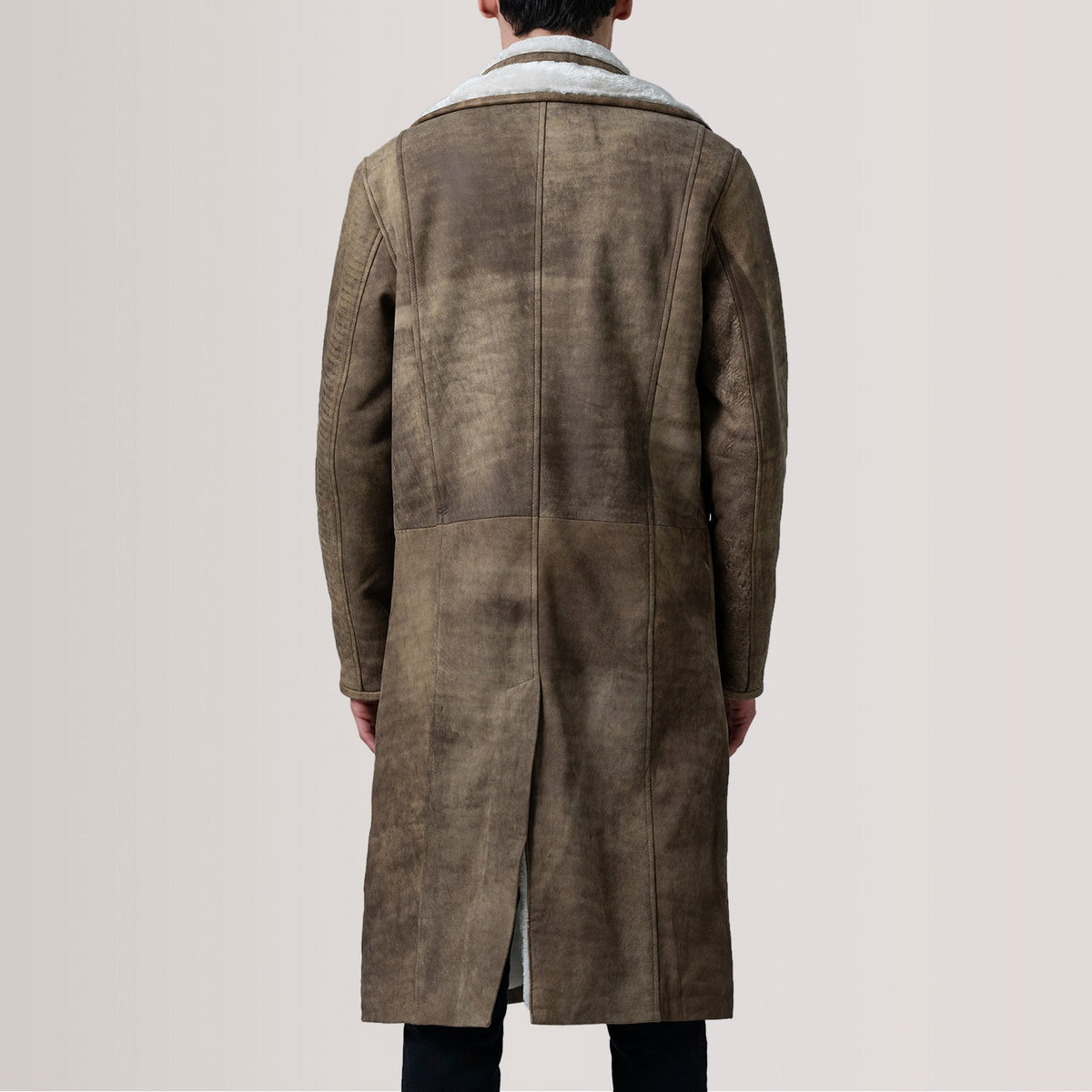 Close-Up Detail of Notch &amp; Button Hardware on Cai Distressed بني Leather Shearling معطف جلد رجالي For Men