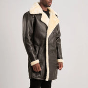 
مظهر الارتداء على موديل لـ  Charles Brown Suede Leather Shearling Double-Breasted Coat على عارض أزياء - انسيابية طبيعية في ضوء النهار