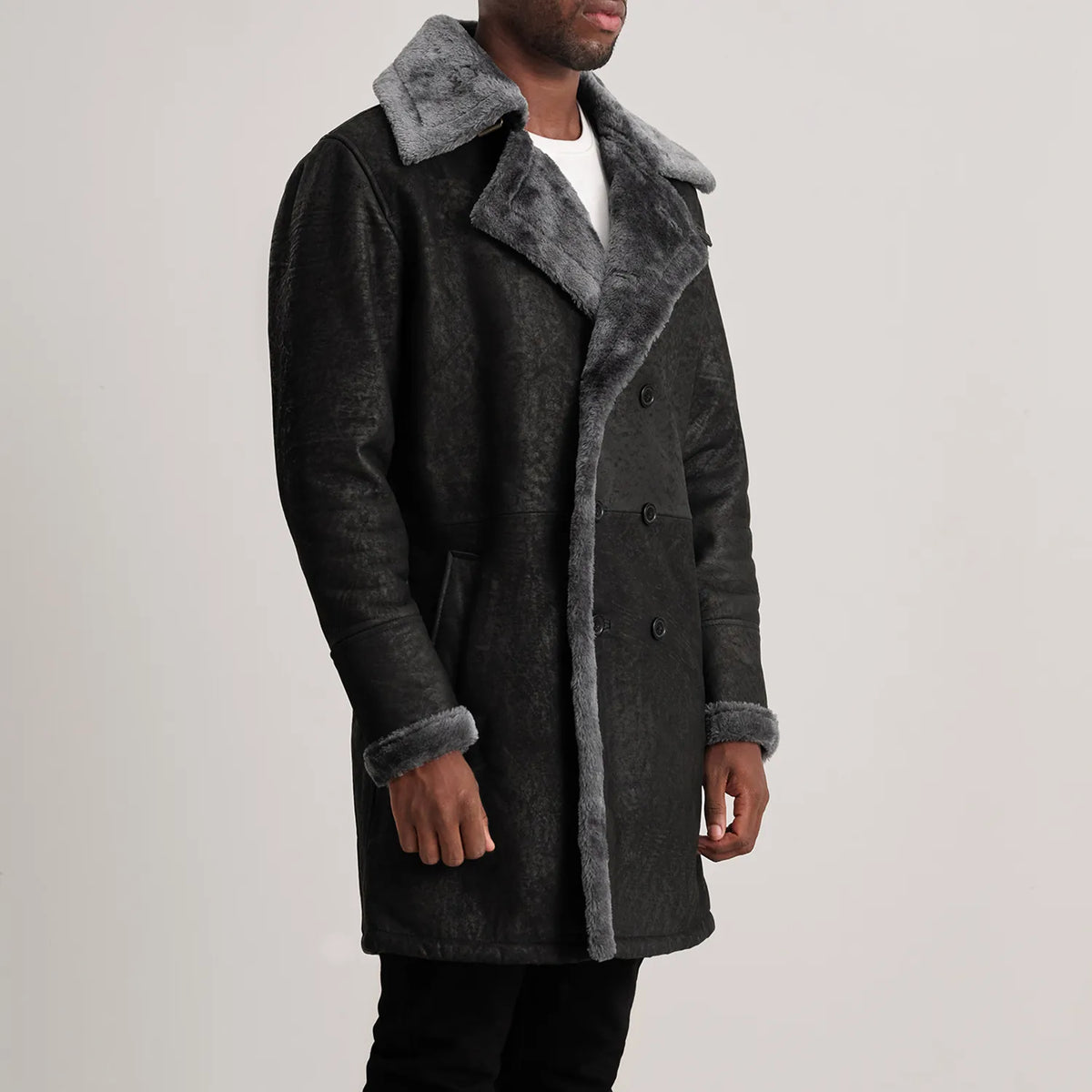 
Brown Goatskin Suede Aviator Jacket - عرض خلفي يوضح تفصيل الأكتاف المتقن والحاشية النظيفة