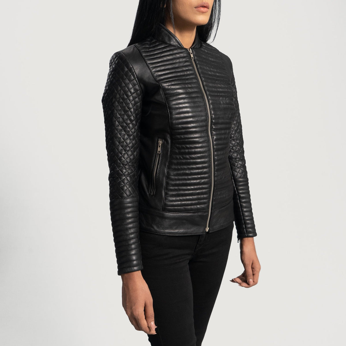 
Black Sheepskin Leather Biker Jacket - عرض خلفي يوضح تفصيل الأكتاف المتقن والحاشية النظيفة