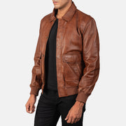 
مظهر الارتداء على موديل لـ  Coffmen Brown Suede A2 Bomber Jacket على عارض أزياء - انسيابية طبيعية في ضوء النهار
