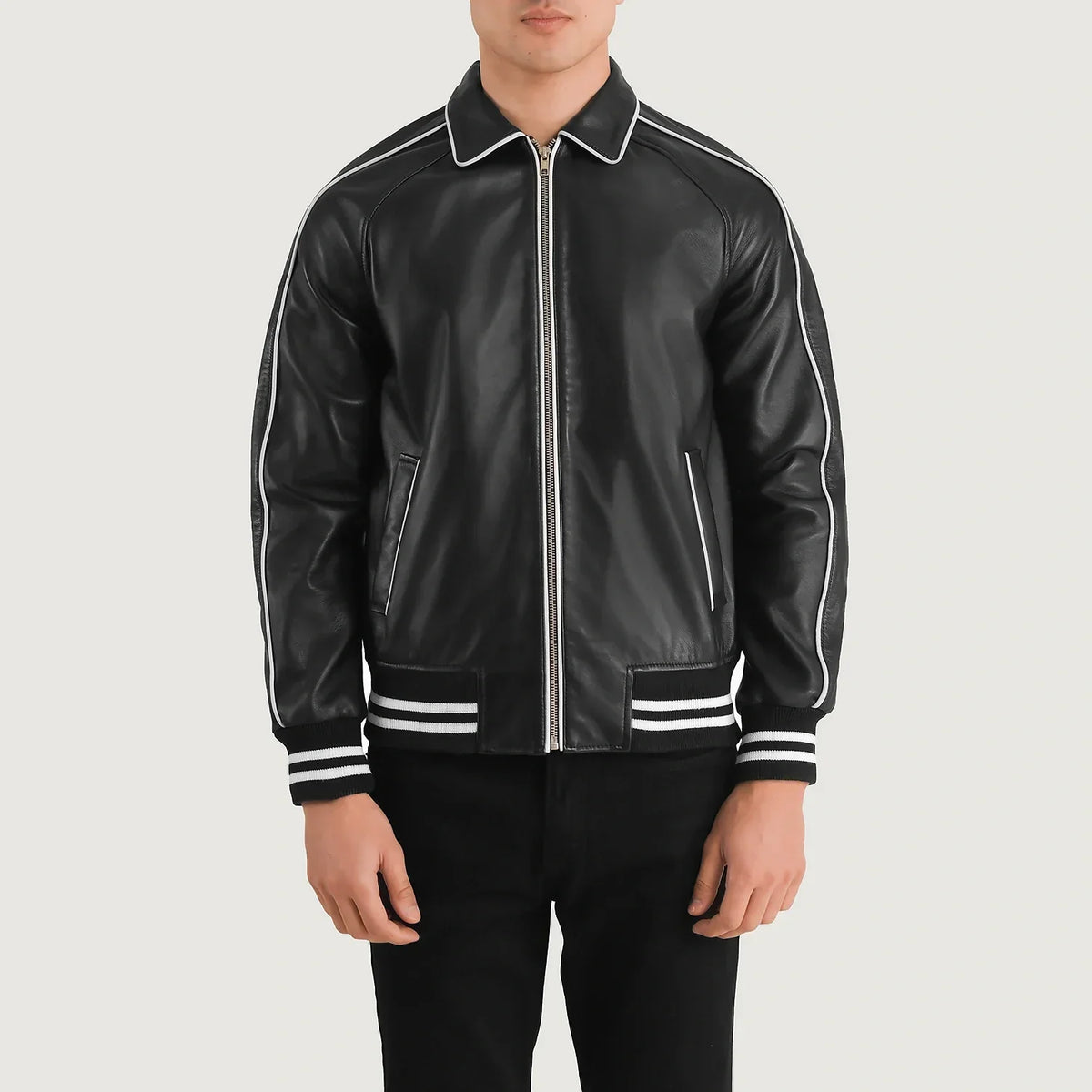 Close-Up Detail of Shirt collar &amp; Zipper Hardware on Cooper أسود Leather Varsity جاكيت جلد رجالي